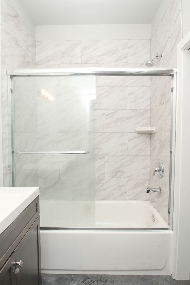 Building Photo - Large Point Breeze Home