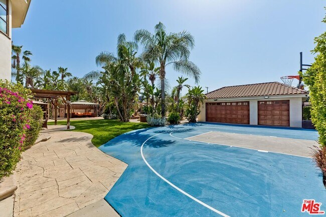 Building Photo - 6127 Rhodes Ave