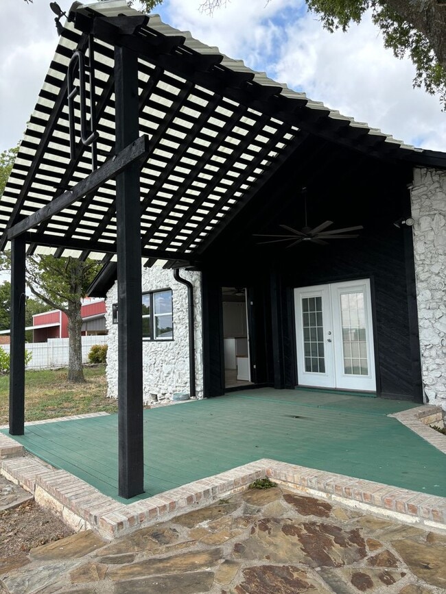 Building Photo - 1 Month Free Rent!! FarmHouse with Room for Everyone