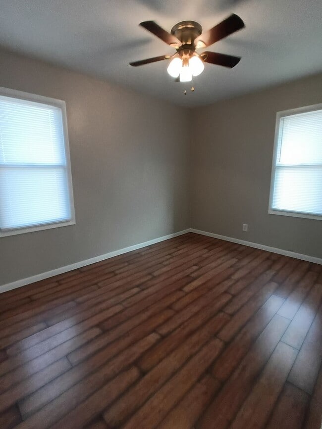 Building Photo - Cute 3 Bed or 2 bed and office