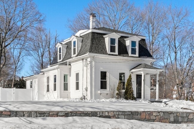 Building Photo - 1104 Pleasant St