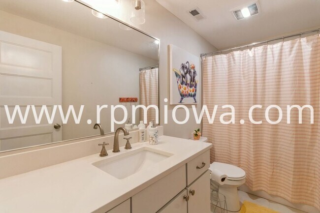 Building Photo - EXECUTIVE RANCH!  5 Bedroom, 3 Bathroom Home in Ankeny!!