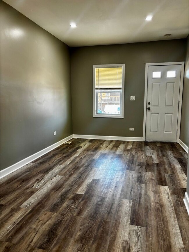 Building Photo - 4 Bedroom Beauty