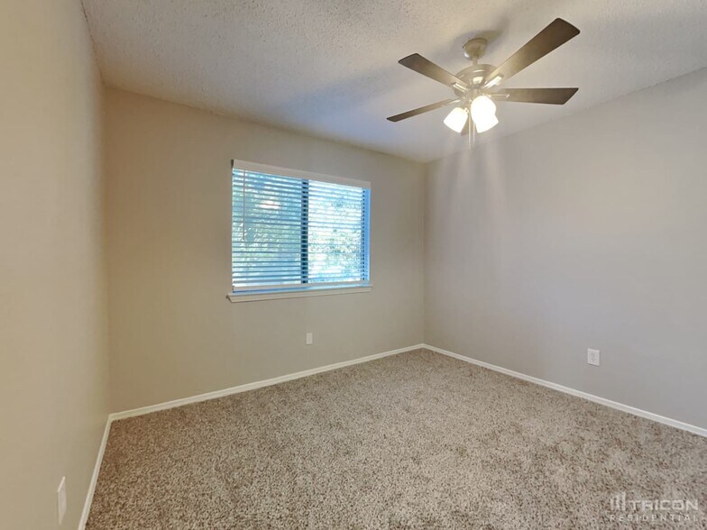 Building Photo - 561 Oxbow St