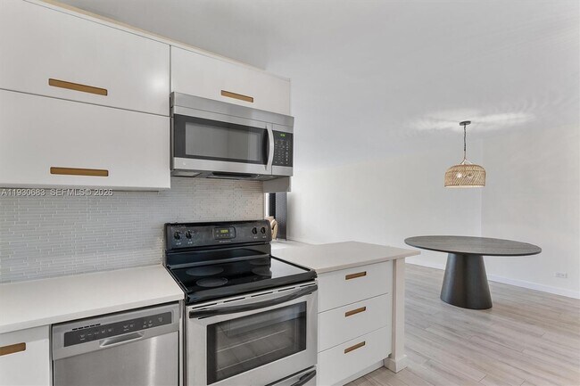 Building Photo - 10101 E Bay Harbor Dr