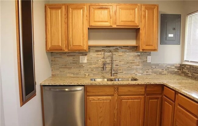 Building Photo - 3 Bedroom home with fenced in backyard and...