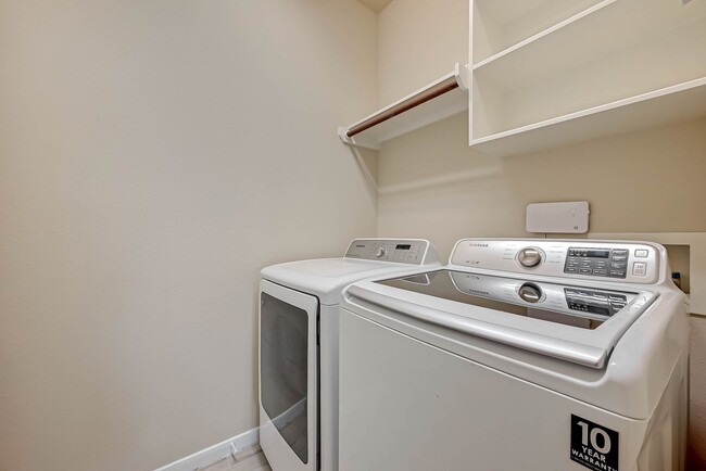 Building Photo - Two-story, 4BD/2.5BR renovated home in Fie...