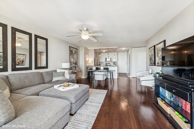 Building Photo - 1636 N Wells St