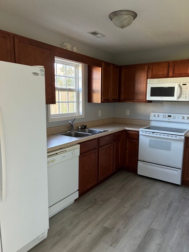 Building Photo - Delightful 2 bedroom 2.5 bath located in Hubert. Just a short drive to Camp Lejeune, area beaches...