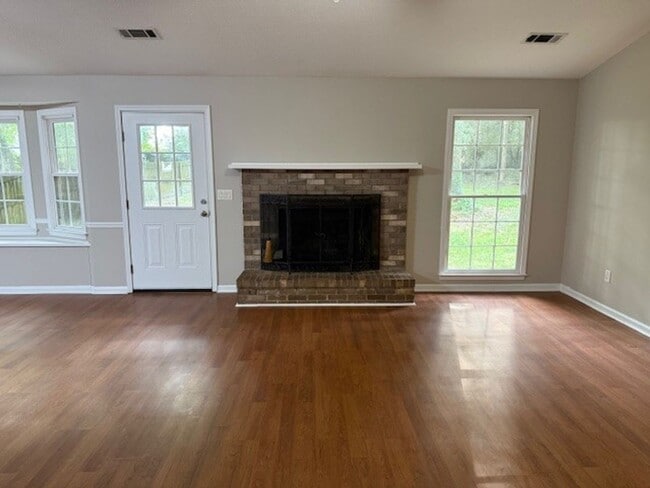 Building Photo - Nice 3 Bed 2 Bath Available Now!