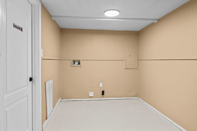 Building Photo - Charming 3 Bedroom 2 Bathroom Home