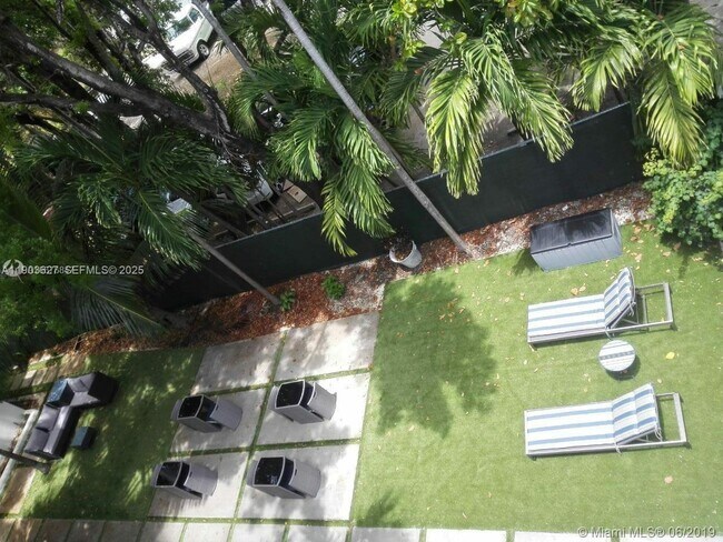 Building Photo - 245 NE 33rd St