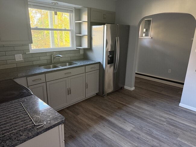 Building Photo - 104 W Fairview St