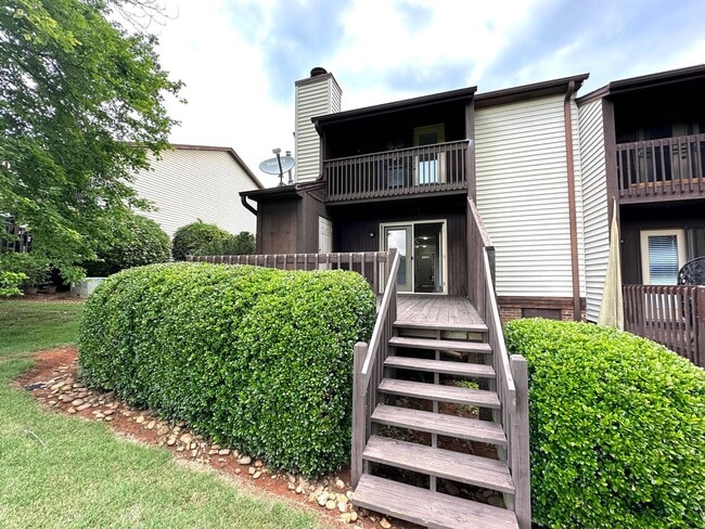 Building Photo - 3 BR 2 1/2 BA Townhome with Community Pool