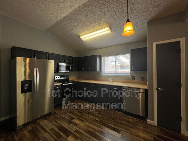 Building Photo - 7904 Fox Chase Dr