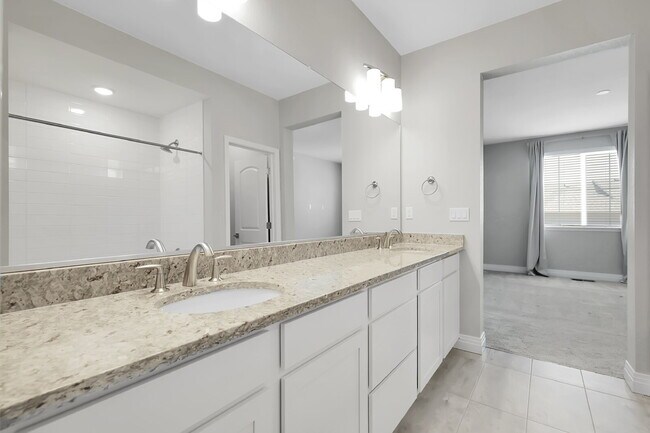 Building Photo - $2,775 - 3 Bed, 3 Bath Condo in Aurora wit...
