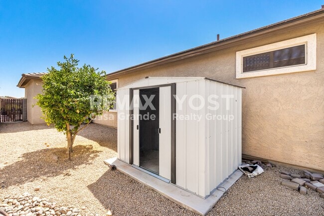 Building Photo - Desert Living Done Right: Solar, Pool & Jacuzzi Included