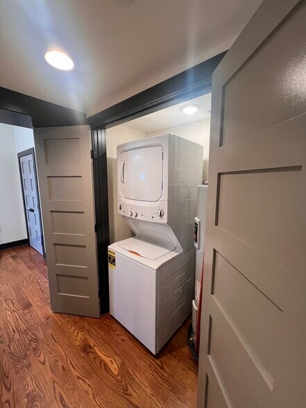 Building Photo - 103 Strawberry Aly