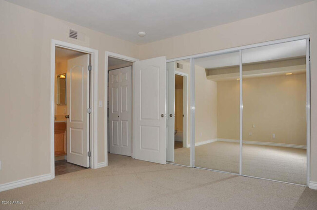 Building Photo - Charming 2 bed 2 bath gated Condo near Bel...