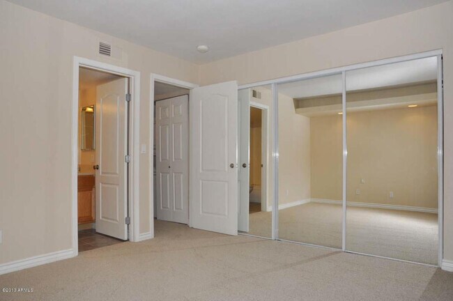 Building Photo - Charming 2 bed 2 bath gated Condo near Bell Road and 35th Ave++Pool++Fitness