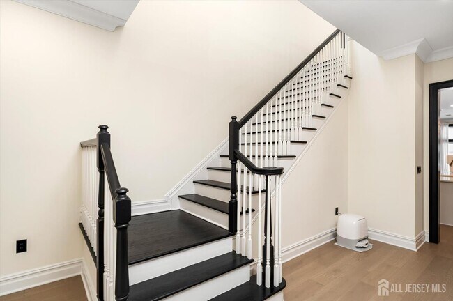 Building Photo - 11 Hamilton Dr