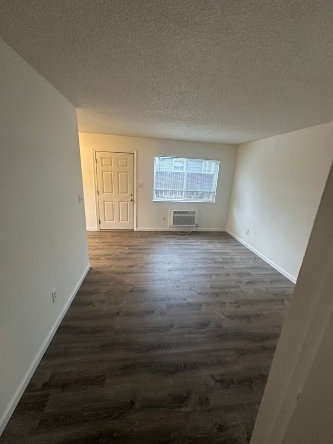 Building Photo - Nice move-in ready two bedroom one bath unit