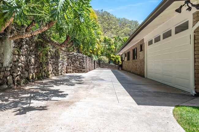 Building Photo - Beautiful Custom Built Home in Wailuku Heights, 2 Bed/3 Bath with Flex Room, Magnificent Ocean/Mo...