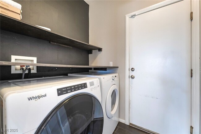 Building Photo - 10667 Mann St