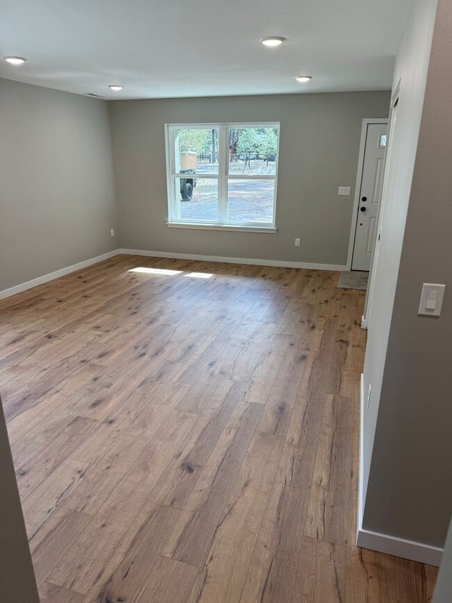 Building Photo - BRAND NEW 2-bd/2-bath in the serene community of Tollgate! - Sisters, OR