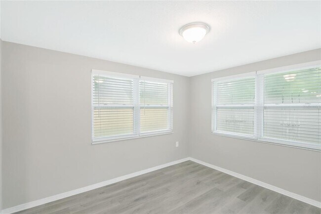 Building Photo - 5135 Kiwi Dr