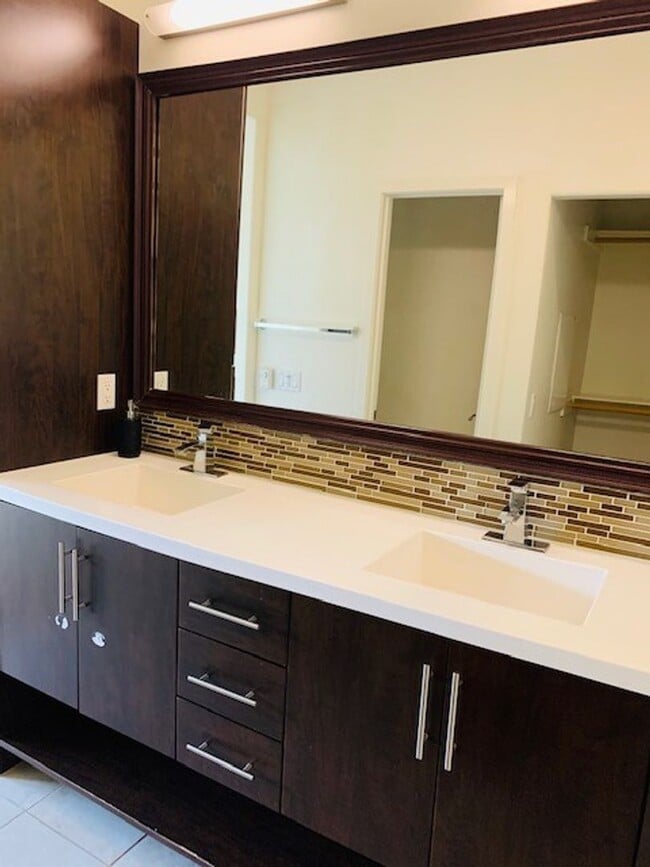 Building Photo - Beautiful & Spacious 3/3 In the Solaire Co...
