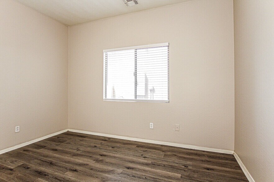 Building Photo - 5206 W Glass Ln