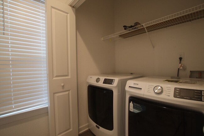 Building Photo - Contemporary 4bd/3.5ba in excellent location