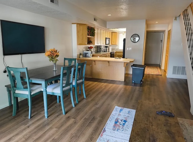 Building Photo - 2 Bedroom/1.5 Bathroom unit in Murray!