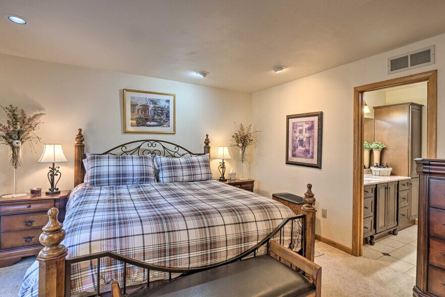 Building Photo - 1131 Pine Ridge Rd