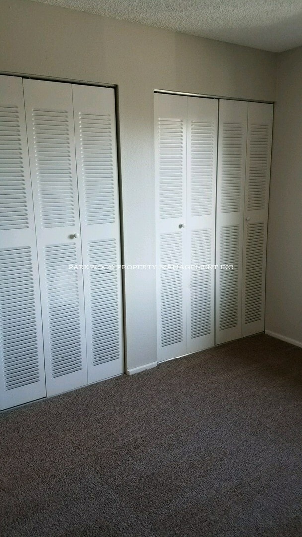 Building Photo - 2 Bedroom, North Tacoma, $1595 + $100 w/s/g = $1695.00, upper floor apartment