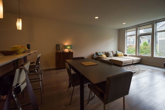 Building Photo - Fantastic 3 Bedroom Townhome w/Attached Garage and A/C in Seattle!!