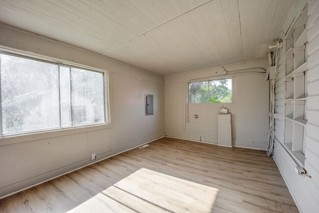 Building Photo - Freshly Updated 3 Bedroom House