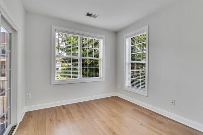 Building Photo - Spacious End Unit with Garage in Gated Com...