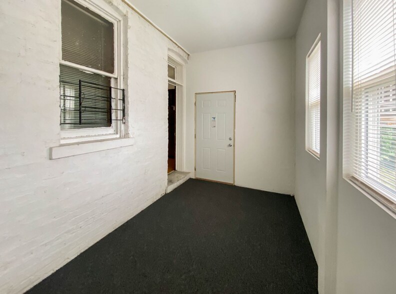 Building Photo - 3637 N Paulina St