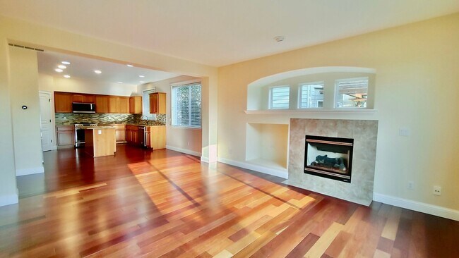 Building Photo - **$1000 OFF FIRST FULL MONTHS RENT**  Gorg...