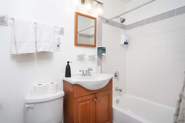 Building Photo - 1422 2nd Ave