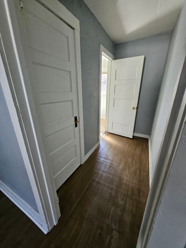 Building Photo - Upper 2 bedroom unit west side