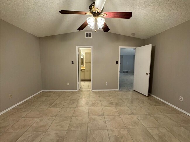 Building Photo - 2917 Zeke Bend