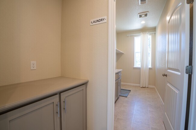 Building Photo - 3625 Blue Bird Dr