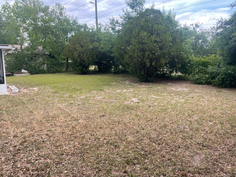Building Photo - 980 Manati Ave