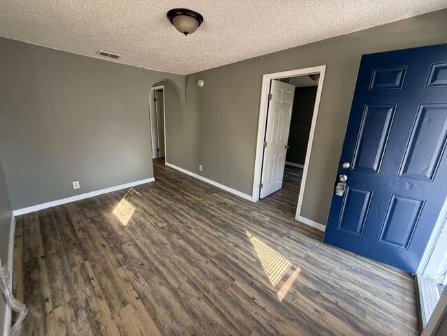 Building Photo - Cozy Plant City Bungalow