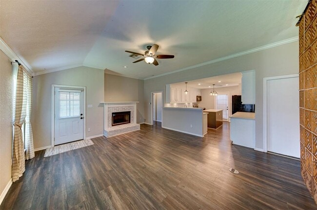 Building Photo - 402 Live Oak Ln
