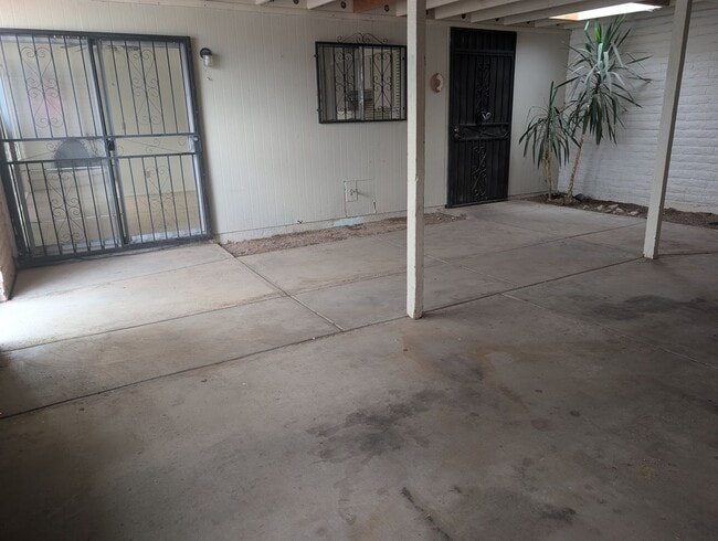 Building Photo - Comfortable West Side Rental
