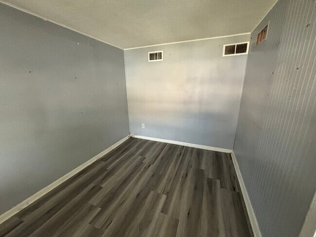 Building Photo - 4 bedroom townhouse Dundalk